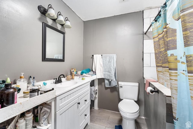 785 N Lauritzen St, Hildale, UT 84784 - full bathroom featuring toilet, vanity, and a shower with curtain