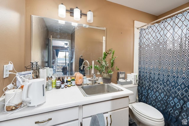 785 N Lauritzen St, Hildale, UT 84784 - full bath with vanity, toilet, and a shower with curtain