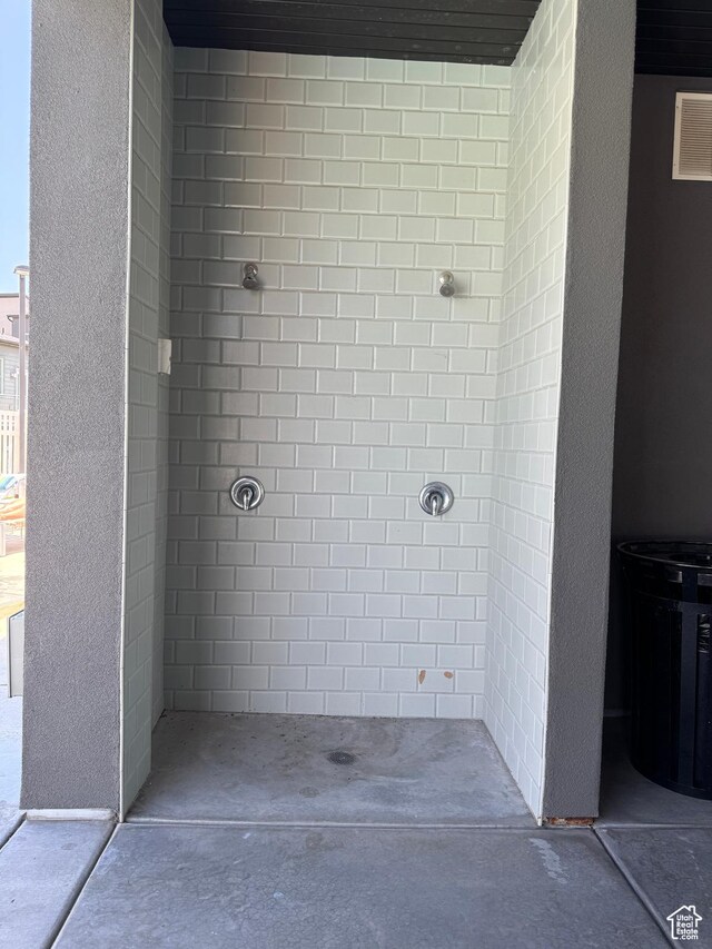 5308 W Solafax Ln S, Herriman, UT 84096 - bathroom featuring tiled shower and concrete floors