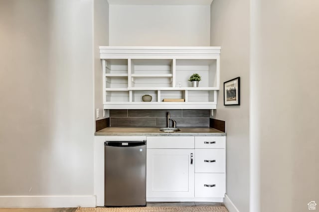 1685 N 300 E, Midway, UT 84049 - indoor wet bar with refrigerator, baseboards, and decorative backsplash