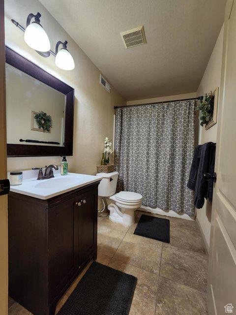 779 S 1850 W, Cedar City, UT 84720 - bathroom featuring toilet, vanity, and a shower with curtain