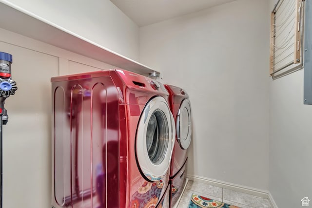 287 W 680 N, Centerville, UT 84014 - laundry room featuring washer and dryer, tile patterned flooring, and baseboards