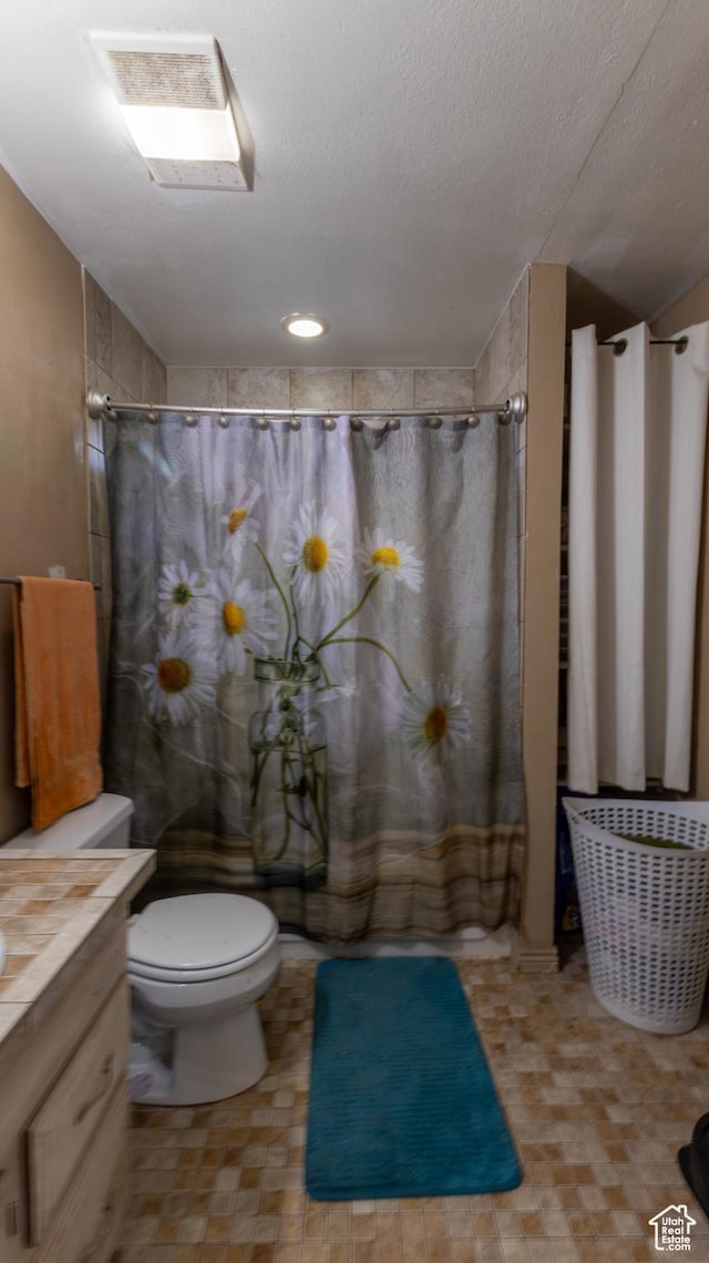405 Bramblewood Dr, Cedar City, UT 84721 - bathroom featuring toilet, vanity, curtained shower, and a textured ceiling