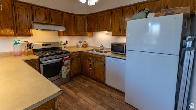 405 Bramblewood Dr, Cedar City, UT 84721 - kitchen featuring stainless steel appliances, under cabinet range hood, a sink, light countertops, and dark wood-style floors