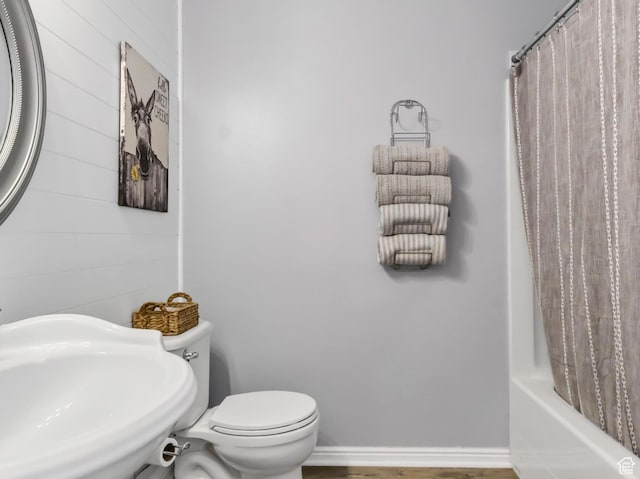 1038 N Plaza Dr, Richfield, UT 84701 - bathroom with toilet, shower / tub combo with curtain, a sink, and wood finished floors