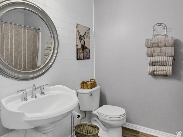 1038 N Plaza Dr, Richfield, UT 84701 - full bathroom featuring toilet, a sink, and wood finished floors