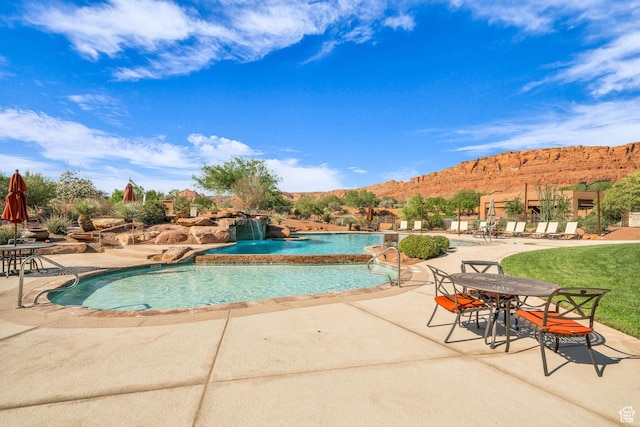 2549 W Sinagua Trl Unit 26, St George, UT 84770 - community pool with a mountain view and a patio
