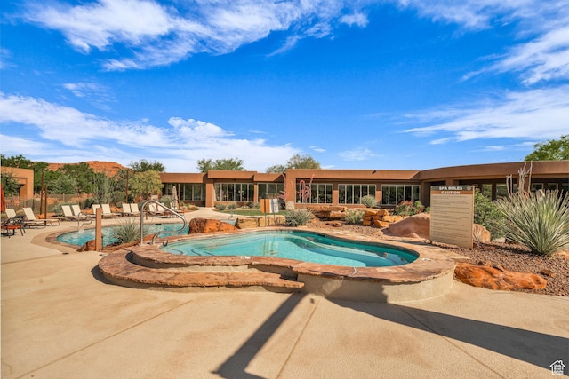 2549 W Sinagua Trl Unit 26, St George, UT 84770 - community pool with a patio