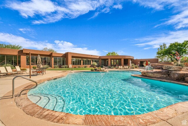 2549 W Sinagua Trl Unit 26, St George, UT 84770 - community pool with a patio area