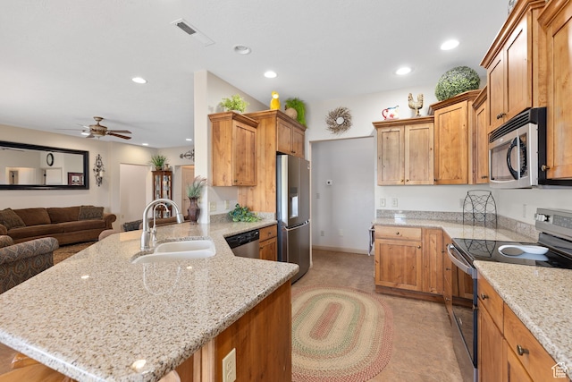 1374 E Big Pinion Ln, Apple Valley, UT 84737 - kitchen featuring stainless steel appliances, a sink, a peninsula, recessed lighting, and open floor plan