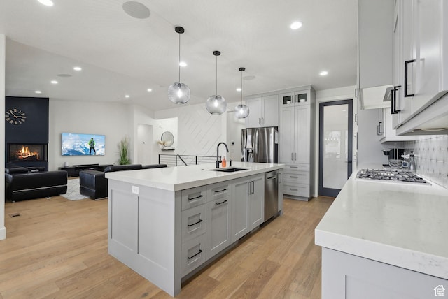 11603 S Fox Vista Dr, Draper, UT 84020 - kitchen featuring stainless steel appliances, a sink, light wood-type flooring, recessed lighting, and an island with sink