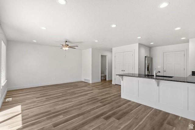 971 N 100 W, Nephi, UT 84648 - kitchen featuring a sink, a kitchen breakfast bar, recessed lighting, baseboards, and ceiling fan