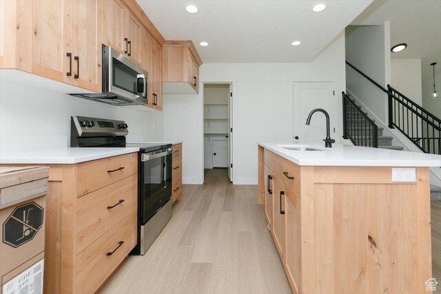 821 E 160 N, Hyde Park, UT 84318 - kitchen with stainless steel appliances, light brown cabinets, a sink, and recessed lighting