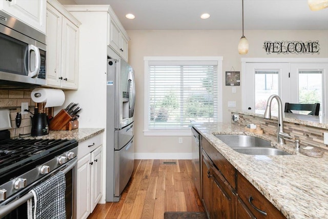 225 E 620 S, Smithfield, UT 84335 - kitchen with stainless steel appliances, baseboards, backsplash, light wood-style floors, and a sink