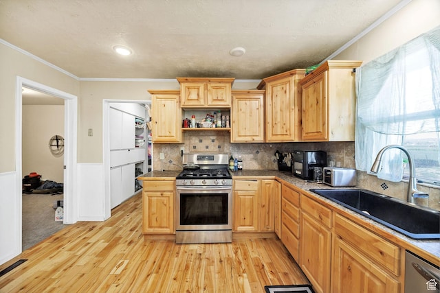 10205 W 10400 N, Tremonton, UT 84337 - kitchen featuring stainless steel appliances, a sink, ornamental molding, light wood-type flooring, and tasteful backsplash