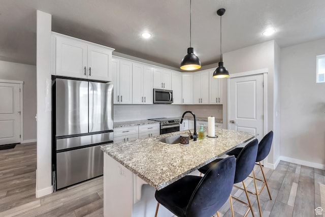 945 W Mckenna Rd, Bluffdale, UT 84065 - kitchen featuring appliances with stainless steel finishes, a sink, baseboards, white cabinetry, and recessed lighting