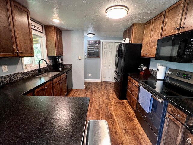 130 Cascade Quey St, Soda Springs, ID 83276 - kitchen featuring black appliances, a sink, wood finished floors, and baseboards
