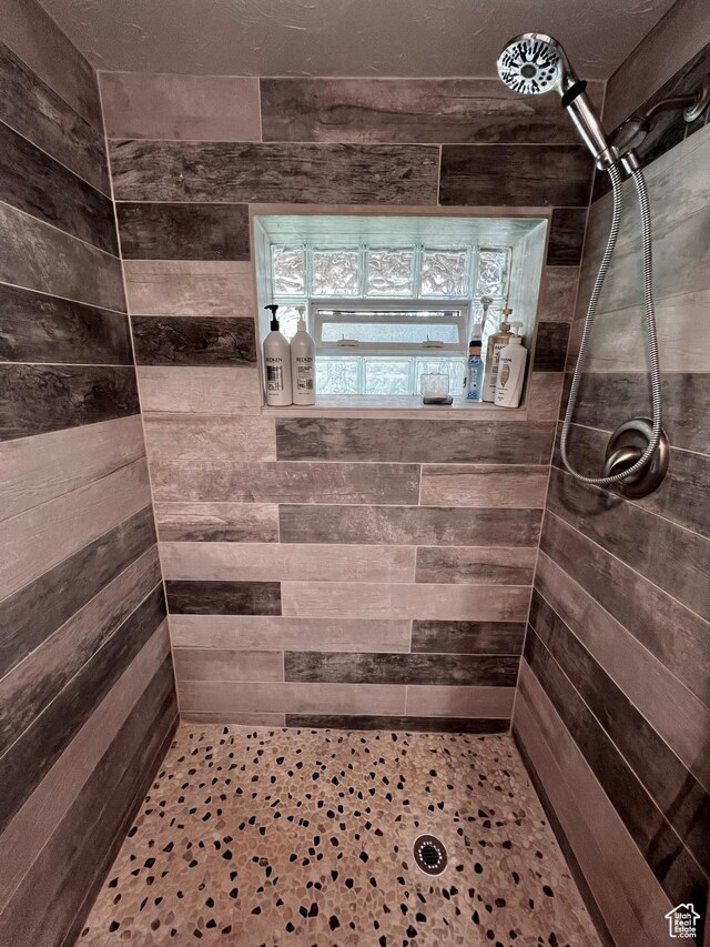 130 Cascade Quey St, Soda Springs, ID 83276 - bathroom with a tile shower and wood walls
