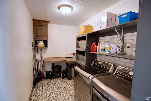 343 W Deer Creek Trl, Salem, UT 84653 - laundry area with washing machine and dryer, a textured ceiling, and baseboards