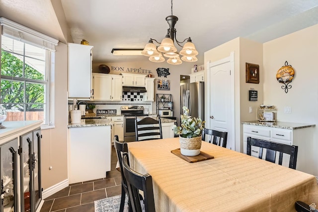 2638 W Cambridge Cross Cir, Riverton, UT 84065 - dining space featuring a chandelier and baseboards
