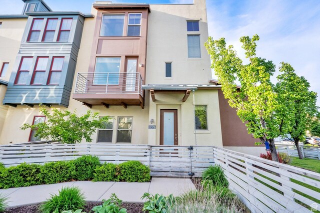 11379 S Oakmond Rd, South Jordan, UT 84009 - multi unit property featuring stucco siding and a balcony