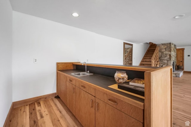 365 Parkview Dr, Summit Park, UT 84098 - kitchen featuring a sink, light wood finished floors, baseboards, dark countertops, and a peninsula