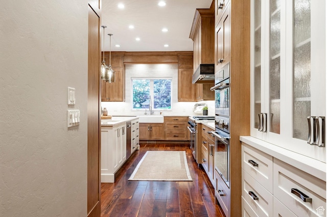 2177 W 9240 S, West Jordan, UT 84088 - kitchen featuring a textured wall, dark wood-style floors, a sink, stainless steel appliances, and recessed lighting