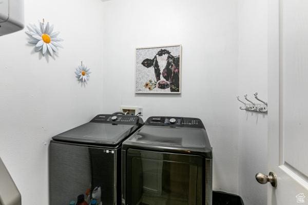 4732 W Wagon Train Dr, Herriman, UT 84096 - laundry room featuring washing machine and clothes dryer