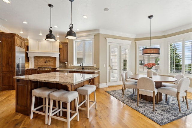 870 E Quail Hollow Cir, Alpine, UT 84004 - kitchen with a sink, ornamental molding, light wood-style floors, a kitchen island, and decorative backsplash
