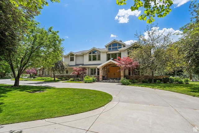 870 E Quail Hollow Cir, Alpine, UT 84004 - view of front of house with stucco siding, curved driveway, a front yard, and stone siding