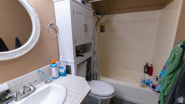 966 Mckinley Ave Unit B, Pocatello, ID 83201 - bathroom with decorative backsplash, shower / tub combo, and vanity