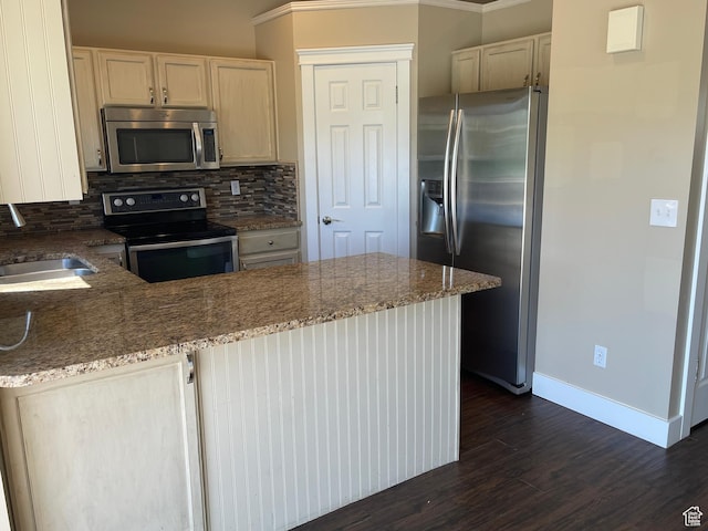 5986 S 4250 W, Roy, UT 84067 - kitchen with stainless steel appliances, a sink, a peninsula, tasteful backsplash, and baseboards