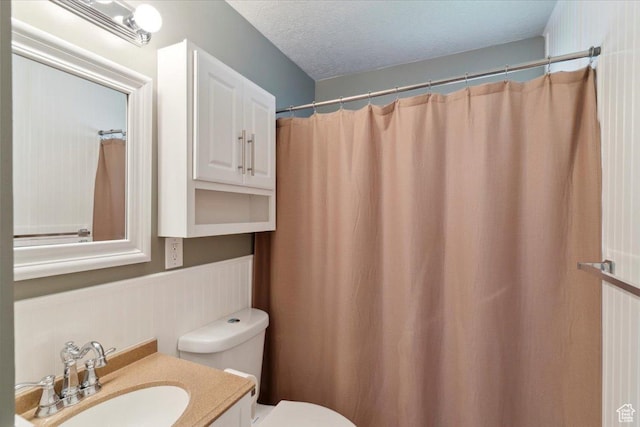 320 E 4600 S, Washington Terrace, UT 84405 - full bathroom featuring toilet, vanity, wainscoting, and curtained shower