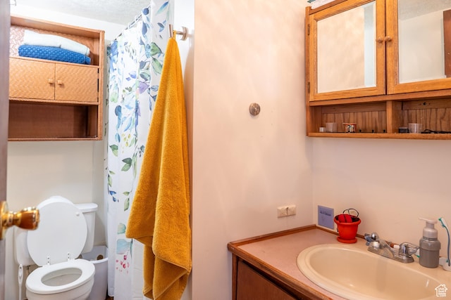 476 Cliffview Dr, Moab, UT 84532 - full bathroom featuring toilet, vanity, and a shower with curtain