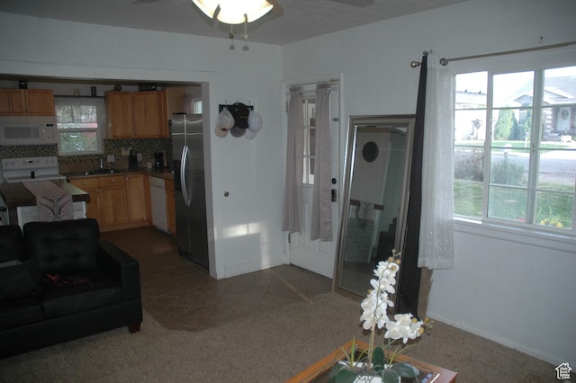 682 W 400 N, Payson, UT 84651 - carpeted living area featuring plenty of natural light, a ceiling fan, a sink, and baseboards