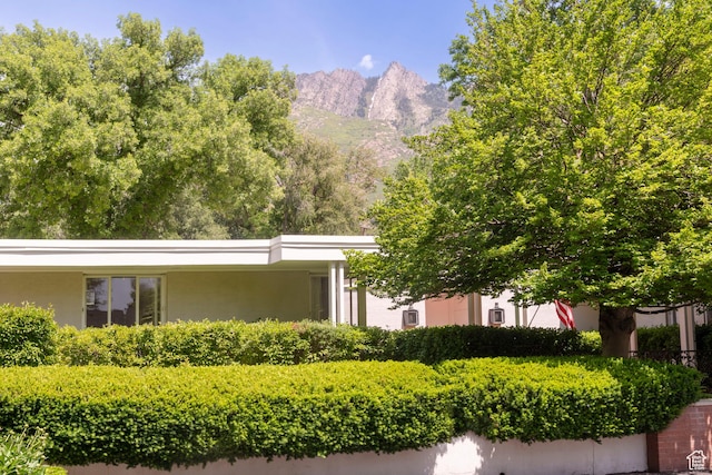 2285 E Cottonwood Cir, Holladay, UT 84117 - view of front facade featuring stucco siding and a mountain view