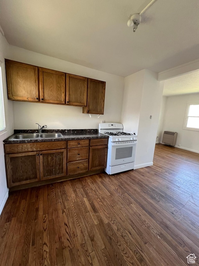 374 S 900 W, Cedar City, UT 84720 - kitchen with gas range gas stove, a sink, dark countertops, and dark wood-style floors