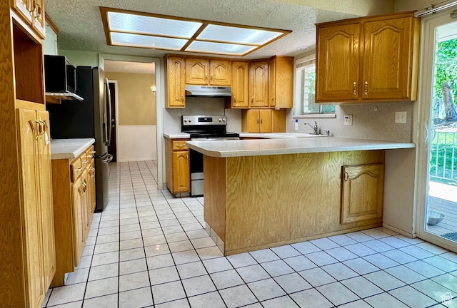 246 N 2800 E, Layton, UT 84040 - kitchen featuring appliances with stainless steel finishes, under cabinet range hood, a textured ceiling, a peninsula, and light countertops