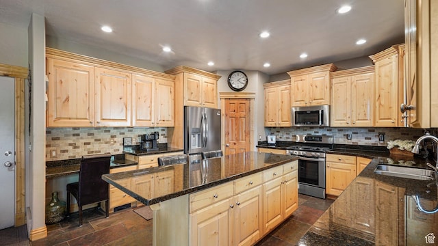 1988 Fieldstone Ln, Heber City, UT 84032 - kitchen featuring stainless steel appliances, a sink, light brown cabinetry, a center island, and recessed lighting