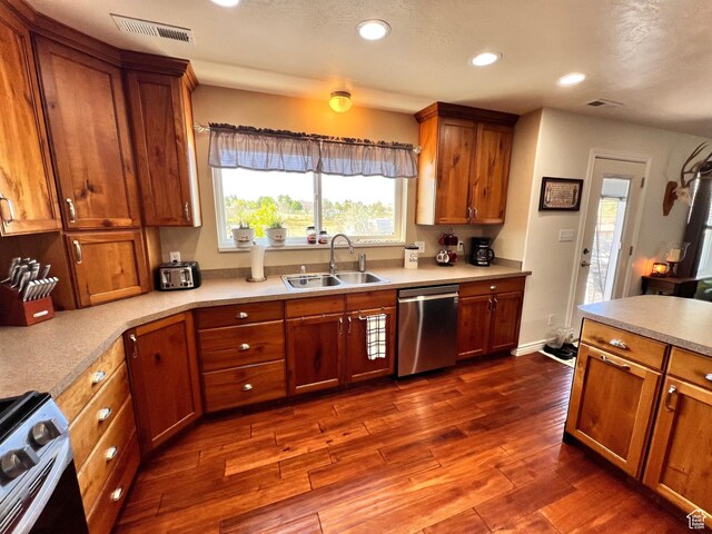 505 W 300 N, Orangeville, UT 84537 - kitchen with appliances with stainless steel finishes, a sink, dark wood-style floors, recessed lighting, and brown cabinetry