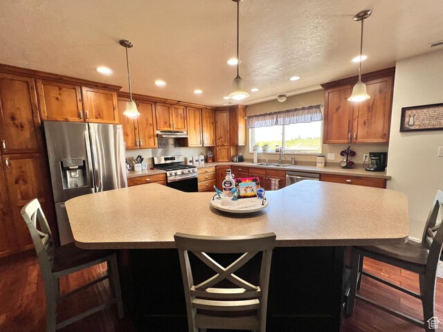 505 W 300 N, Orangeville, UT 84537 - kitchen featuring stainless steel appliances, under cabinet range hood, a breakfast bar, a sink, and recessed lighting