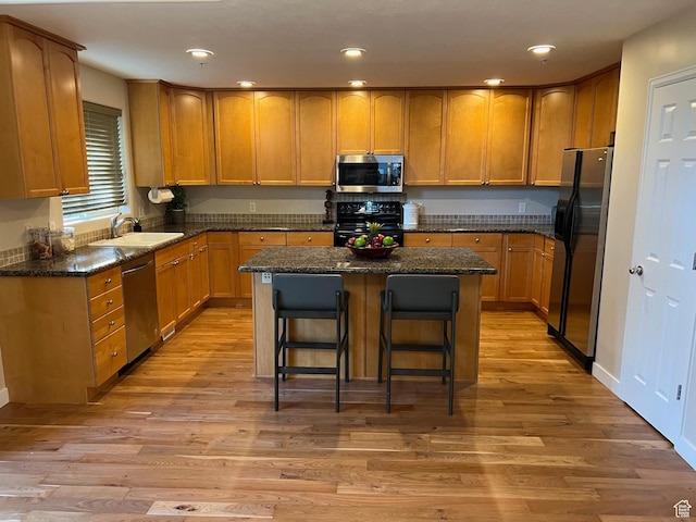 15146 S Walnut Grove Dr, Draper, UT 84020 - kitchen with stainless steel appliances, a sink, light wood-style flooring, a center island, and recessed lighting