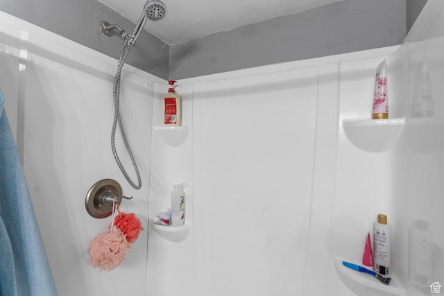 16 N 200 E, Cedar City, UT 84720 - detailed view of a shower with shower curtain