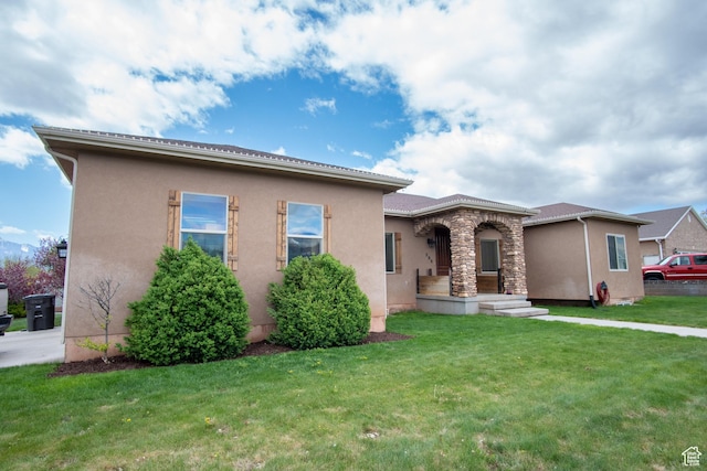286 E 850 N, Richfield, UT 84701 - view of front facade featuring stucco siding, a front yard, and stone siding