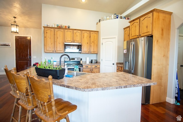286 E 850 N, Richfield, UT 84701 - kitchen with appliances with stainless steel finishes, dark wood finished floors, light countertops, a sink, and a breakfast bar