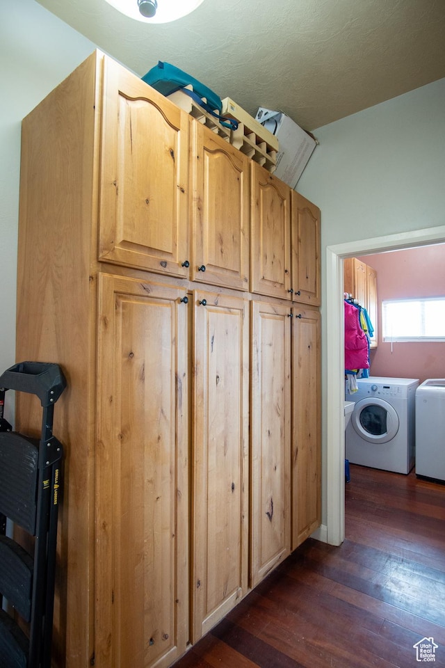 286 E 850 N, Richfield, UT 84701 - laundry room with dark wood-style flooring, washer and clothes dryer, and cabinet space
