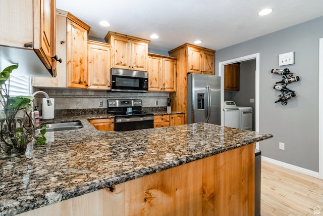 5151 Case Mountain Rd, West Jordan, UT 84081 - kitchen with stainless steel appliances, a sink, washer and clothes dryer, tasteful backsplash, and recessed lighting
