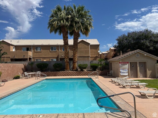1167 E 400 S Unit 22, St George, UT 84790 - community pool with a patio