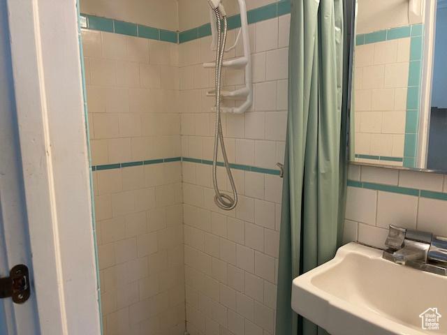 2646 S 1700 E, Salt Lake City, UT 84106 - bathroom featuring a sink, tiled shower, and tile walls
