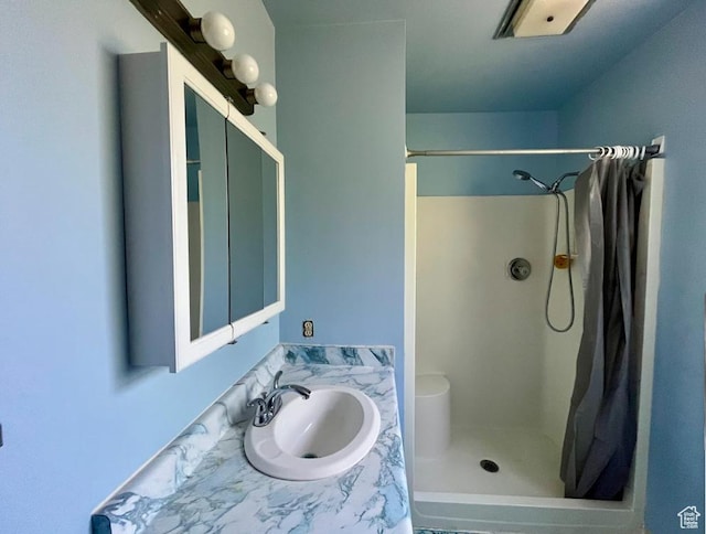 160 E 300 S, Gunnison, UT 84634 - full bathroom featuring a shower with shower curtain and vanity